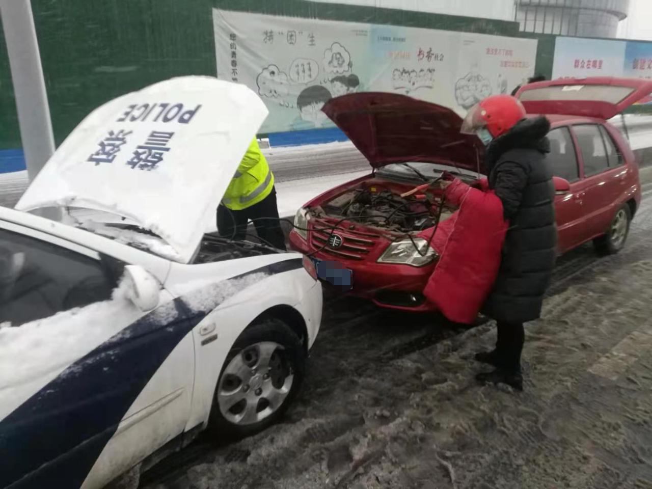 车辆故障抛锚，交警辅警合力推车怎么办？看这里，给你最温暖的答案！