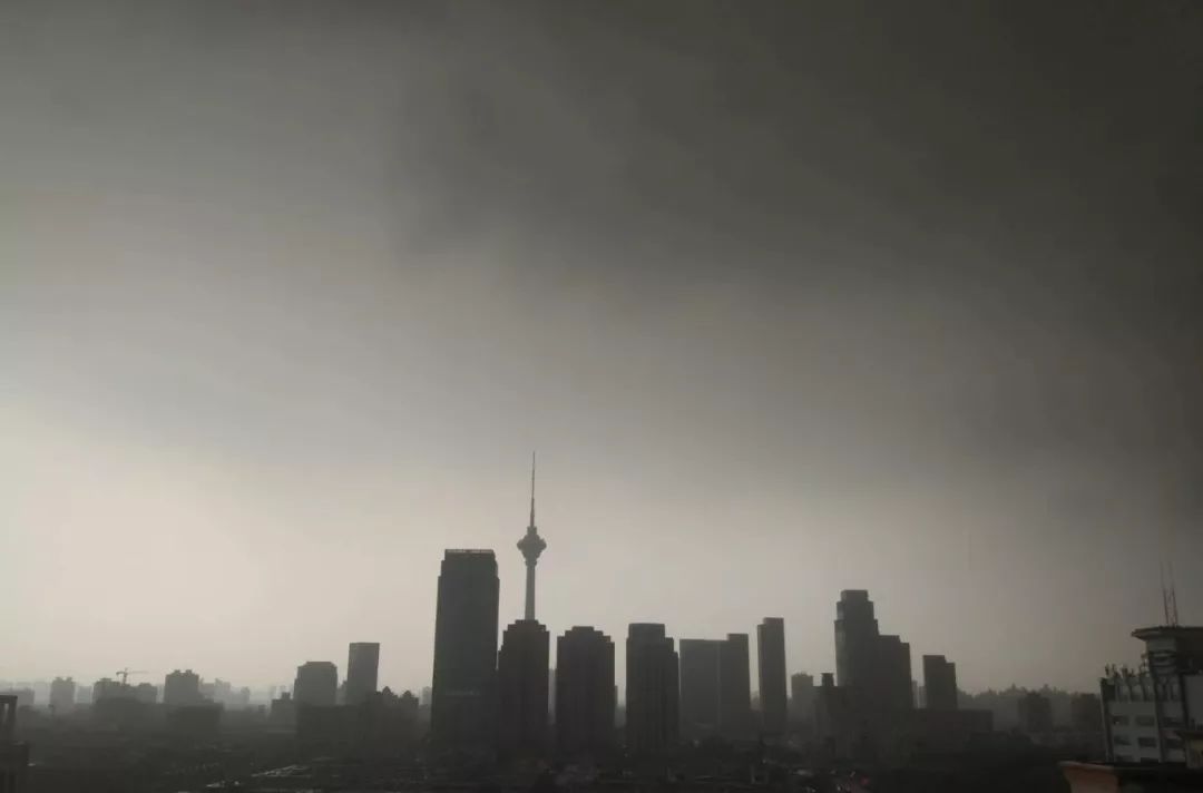 河南发布暴雨和大风预警，强降雨与雷暴大风即将到货，民众需警惕