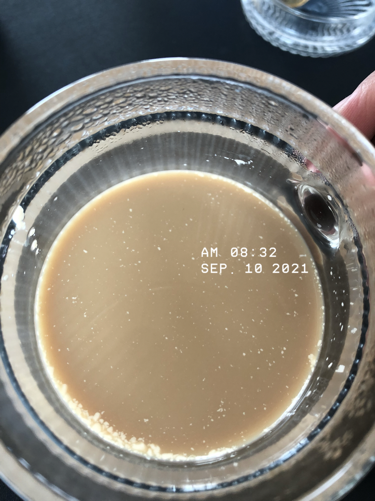 奶倒进咖啡里为什么起白色块