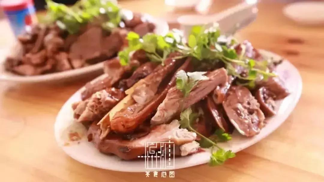卤鹅哥街头投喂卤鹅，喂不过来，背后的故事与情感传递