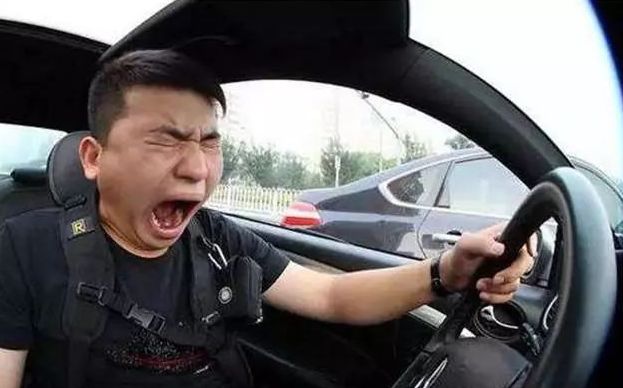 男子开迈巴赫顿顿吃十多块外卖，豪华背后的日常故事