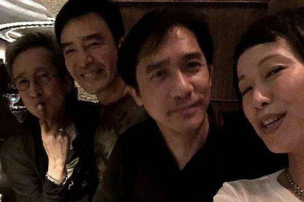 叶童被粉丝拽下车事件，深度解读与反思
