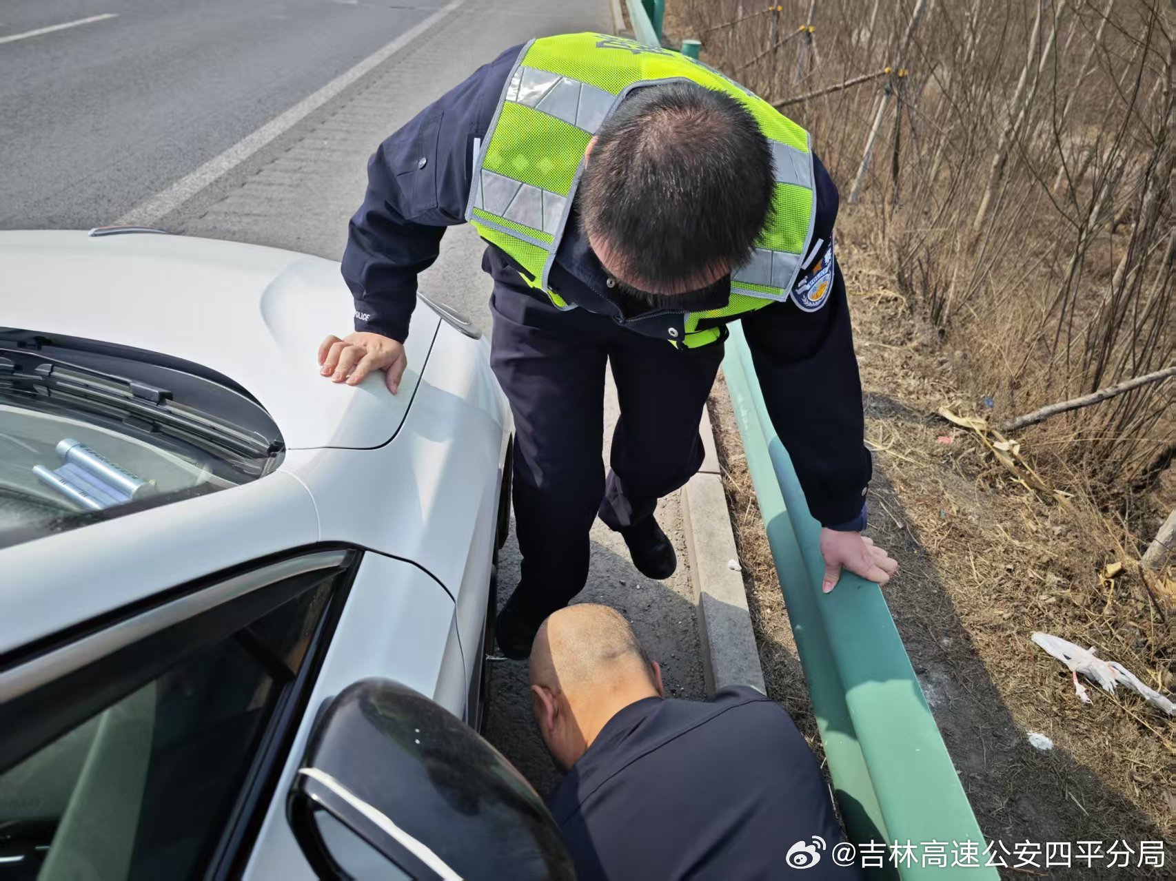 高速爆胎司机手足无措，辅警指挥交通