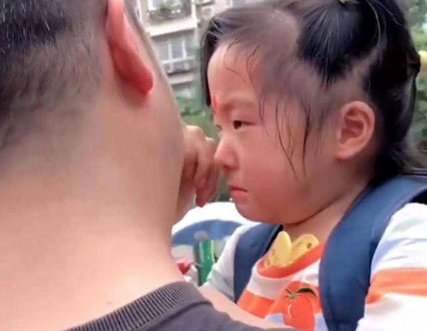 冻龄父亲接女儿放学，爱的守护与陪伴