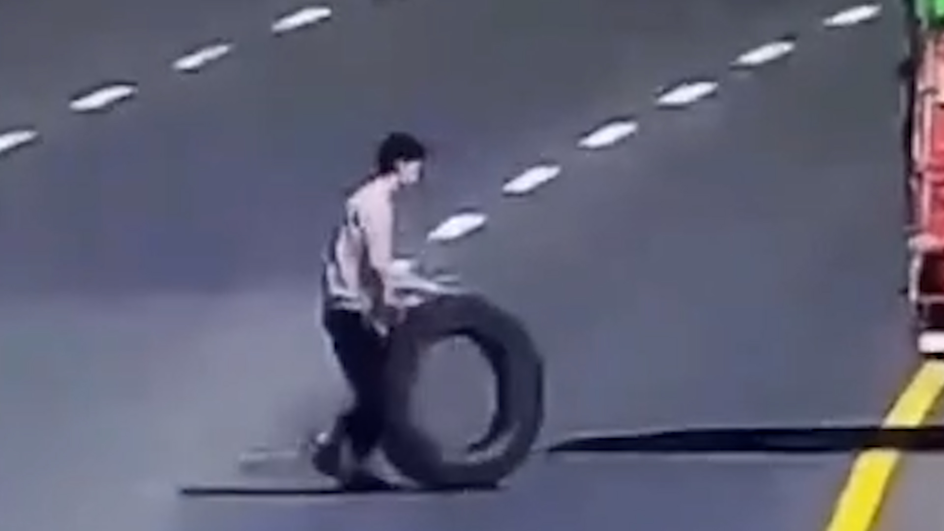 轮胎滚进高速服务区撞翻行人致一死，悲剧背后的反思与启示
