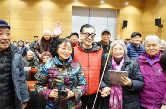 九旬老人第一次打台球，有模有样，展现无尽魅力