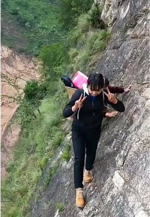 网友拍到大爷在悬崖峭壁上耕作，绝壁农耕的坚韧与力量