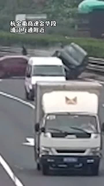 货车变道刮蹭小车，司机竟浑然不知驶离现场