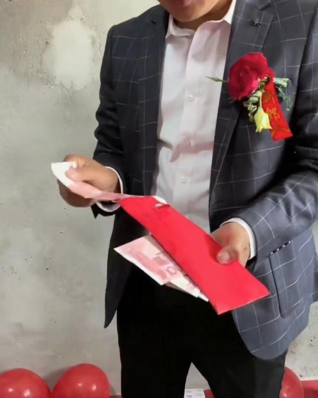 红包送到新郎手，一场喜庆与情感的交织