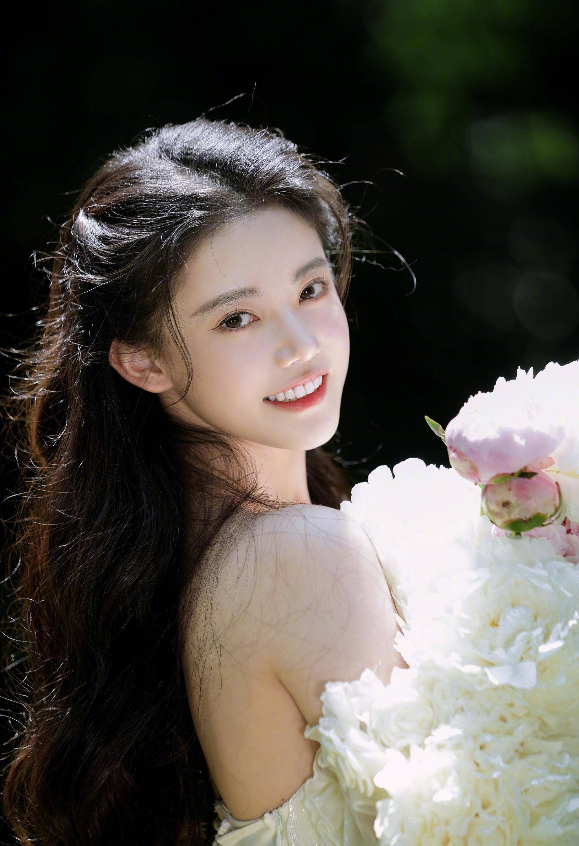 孙珍妮美照，光影中的绝美风采