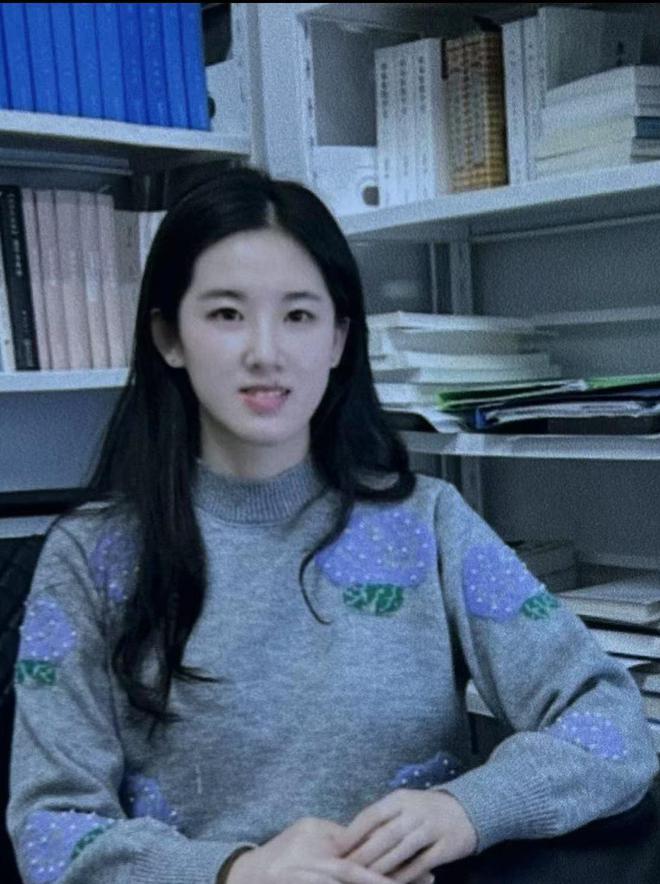 大学老师酷似刘亦菲，美丽与智慧的融合