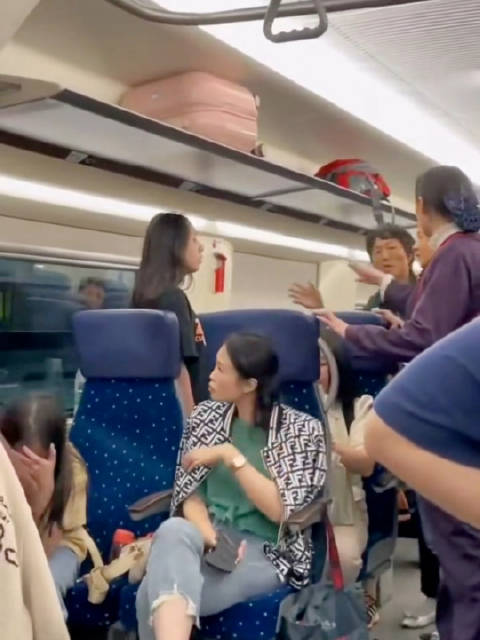 女子高铁上遭遇骚扰，男子挺身而出阻止