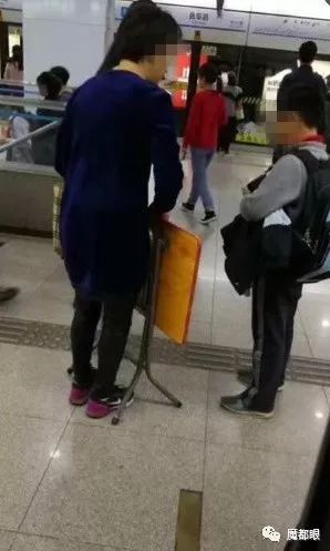 大妈赤脚踩高铁桌板，同行人员的沉默引发深思