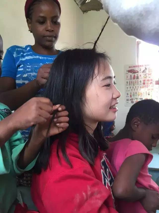 聋哑女大学生坦然接受医美手术，三次经历背后的故事