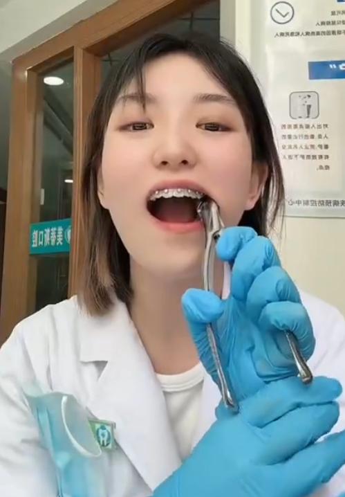 拔牙的女医生，专业与关怀的力量