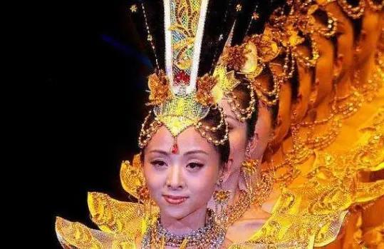 高校回应聋哑女生因长相完美被质疑