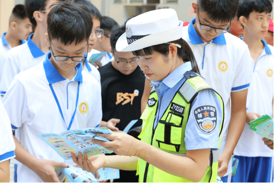 媒体评新疆救人女辅警破格晋升——英雄之举，时代之光