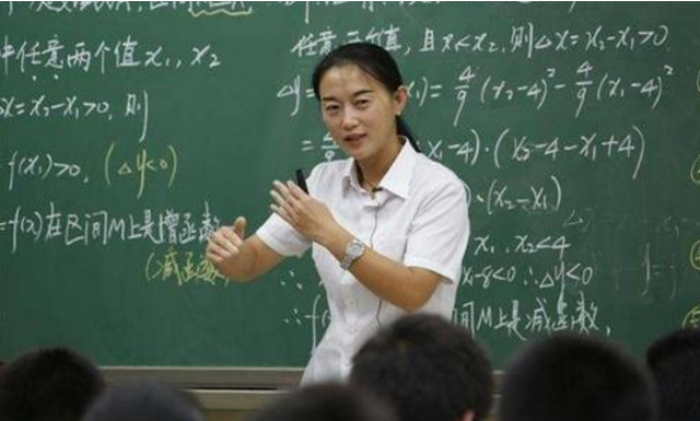 老师拍段子创新互动，学生鞠躬喊总裁好