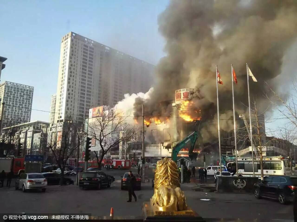辽宁饭店火灾现场，烈焰从街店喷出