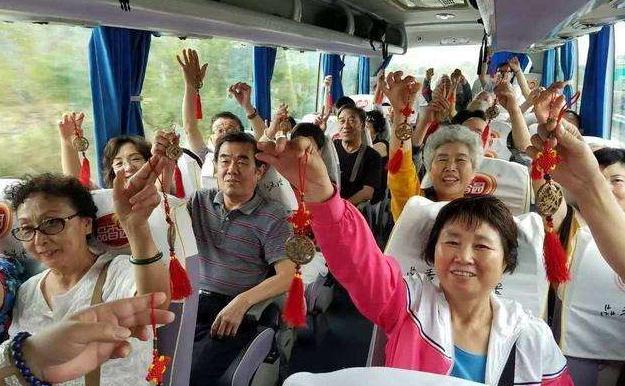 惊现！旅行团将160名老人遗忘服务区，背后的故事引人深思