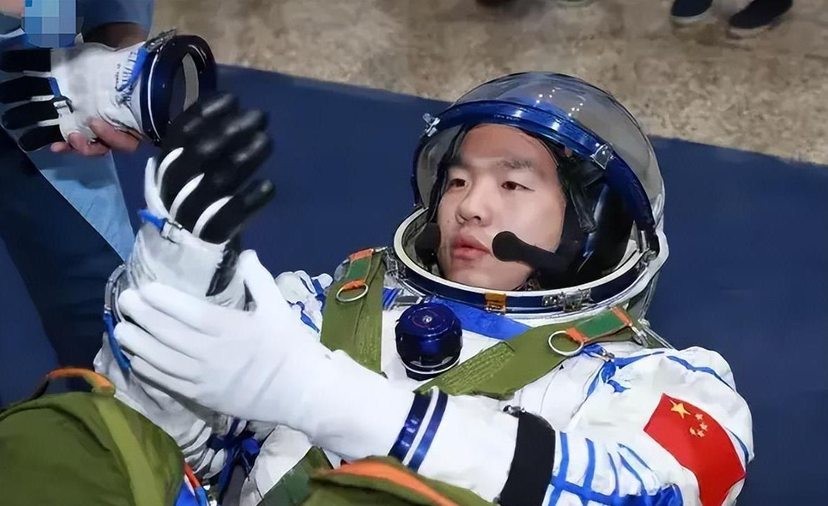 出舱即巅峰！90后宋令东笑对星辰大海，合不拢嘴的幸福瞬间