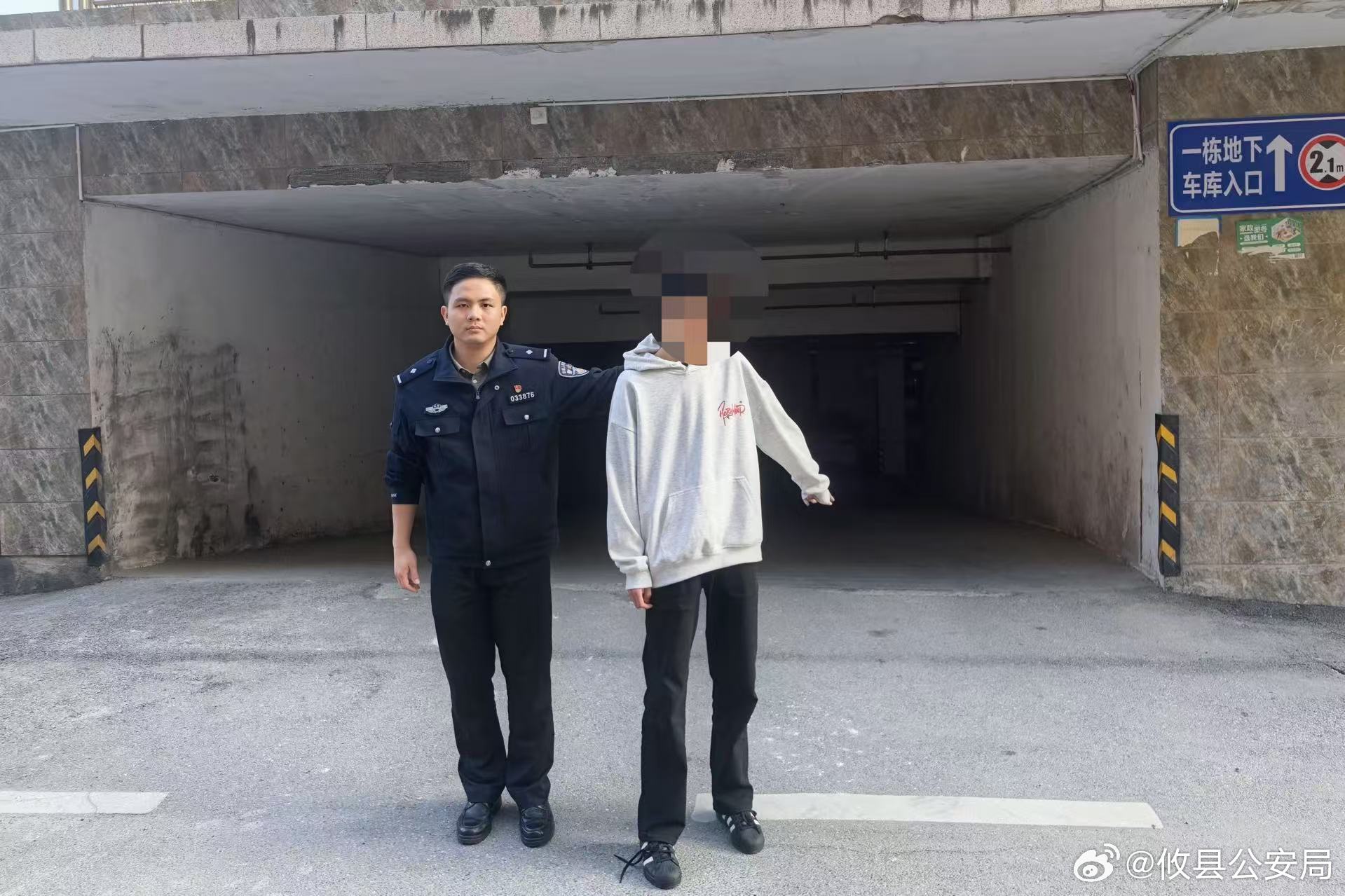 深夜惊魂，三名男子溜车门行径被物业擒获