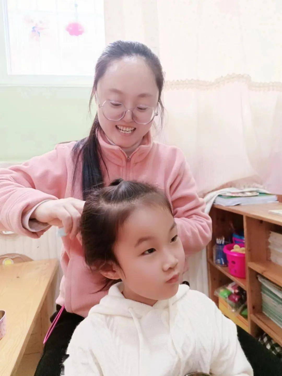 老师巧手梳发，温暖师生情深