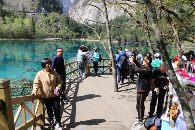 直击五一假期首日，各地景区火爆现象解析