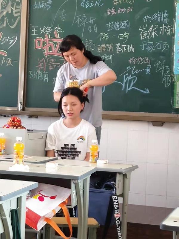 老师给学生梳头，温情与关怀的力量