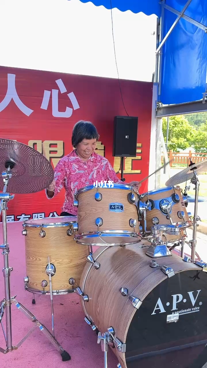 69岁老太打破常规，架子鼓下展英姿