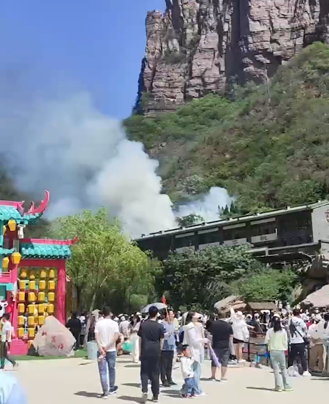 游客在卫生间抽烟引发火情，警惕与反思