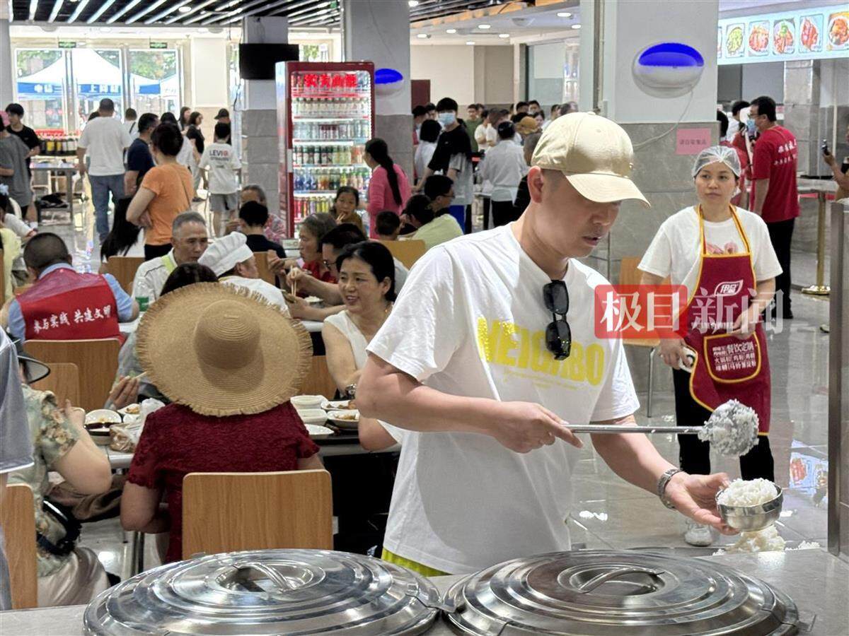 荣昌政府食堂的猪肉盛宴，游客的味蕾狂欢