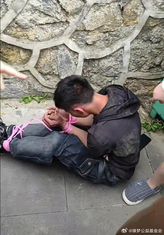 警惕男子在社区拐带儿童，守护我们的孩子，守护我们的社区安全