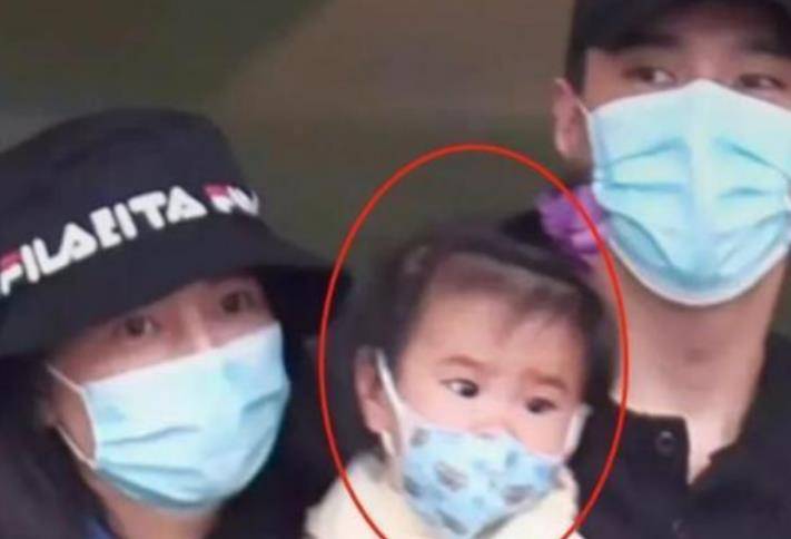 俏皮小妞