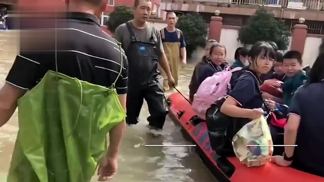 武汉暴雨来袭，家长划桨板接娃，风雨中的温情与勇气
