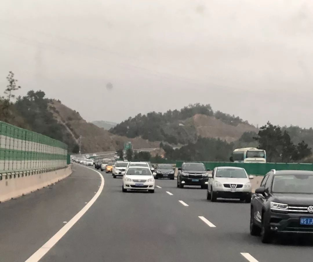 吴京车坏在高速路上，遗憾未赶上比赛