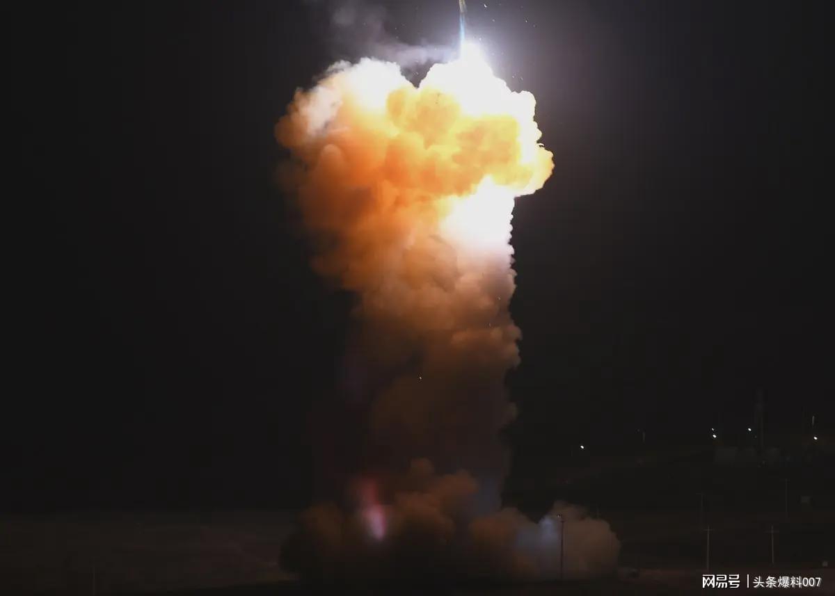 美军夜间试射洲际导弹，成功打到太平洋深处——全球关注下的军事动态分析