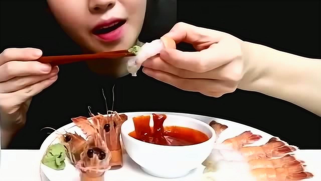 女子神奇剥虾术，秒速剥壳，惊艳众人