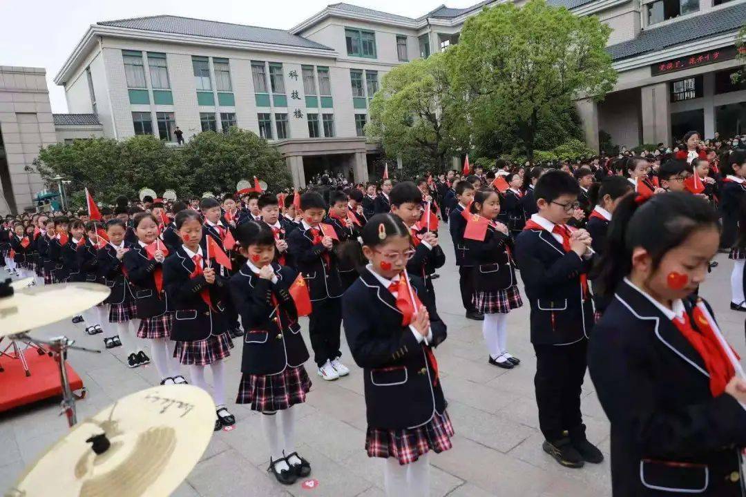 58岁大爷回应开小米SU7 Ultra引围观，展现科技魅力