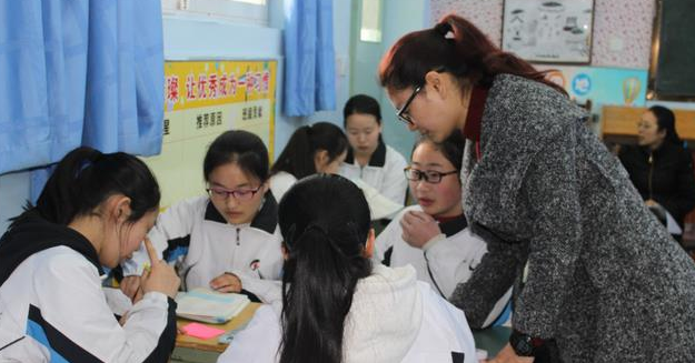 六旬博导怒发罪己诏背后的故事，校方回应与社会反响