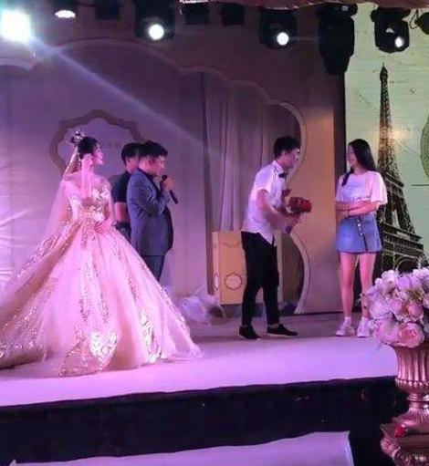 婚礼现场宾客们给新娘爸爸伴舞，舞动幸福的瞬间