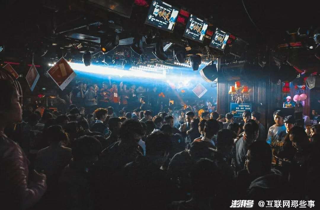 年轻人开起家庭酒吧，月入三万不是梦