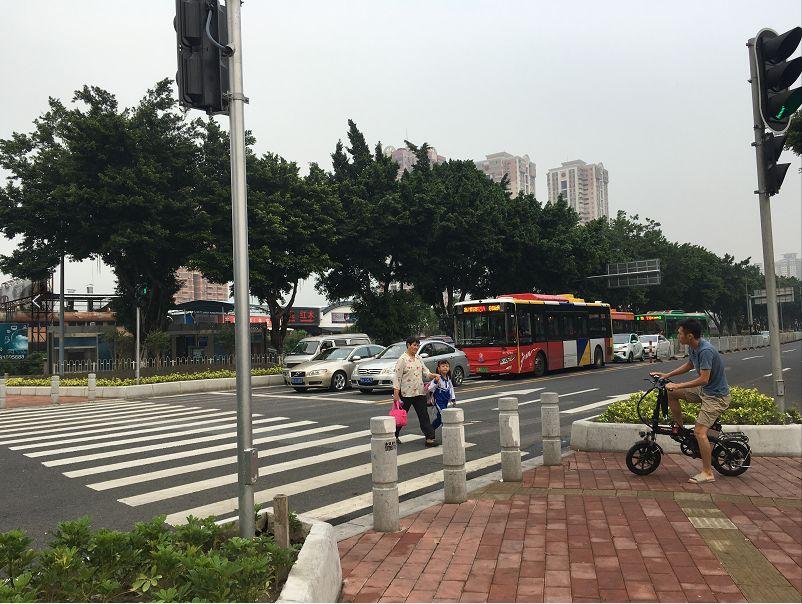 小朋友过马路安全视频，守护孩童安全的必修课