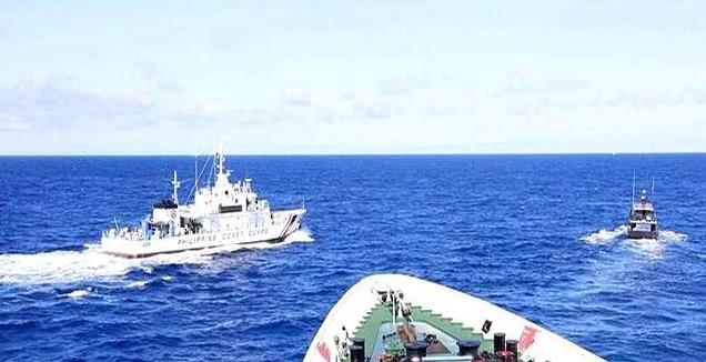 菲海警船黄岩岛上演碰瓷闹剧