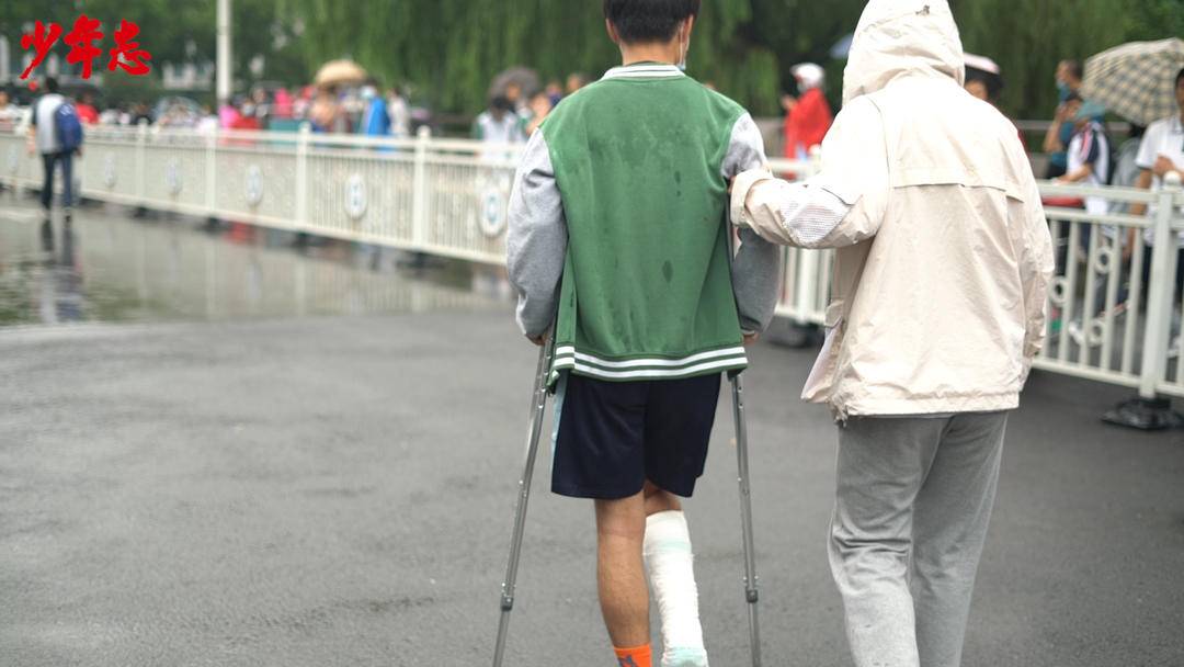 男生一瘸一拐出考场，家长飞奔搀扶——爱与关心的力量
