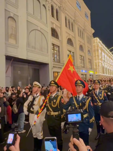 留学生沿路追着解放军齐喊中国万岁，跨越文化与军心的共鸣