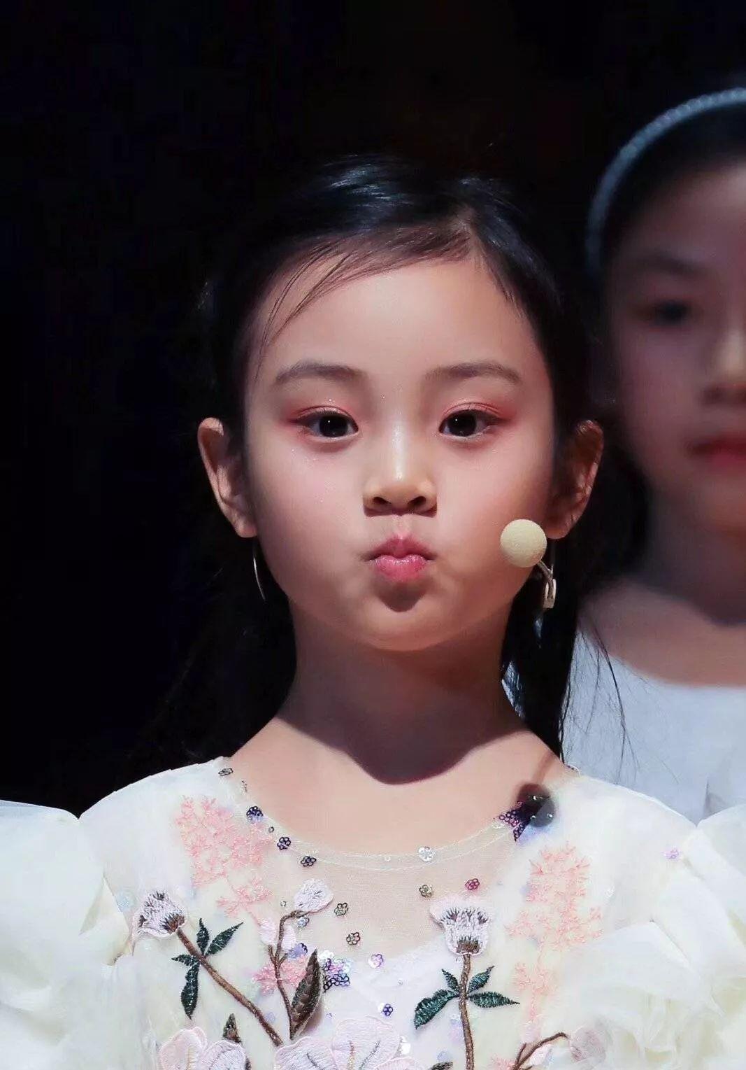 李小璐贾乃亮携甜馨与霍思燕一家出游，明星家庭亲密聚会引热议