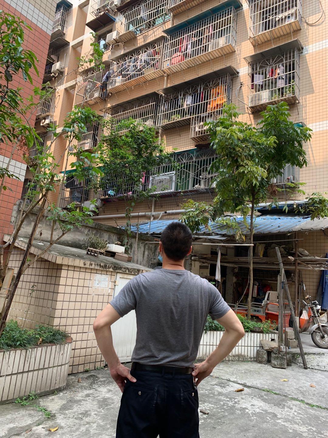 小偷被追到体力不支，一场速度与决战的较量