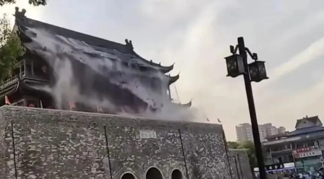 凤阳鼓楼瓦片脱落事件引发关注，副县长因管理不善被停职