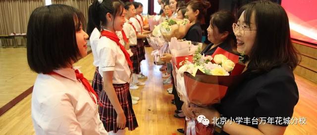 毕业典礼上，学生以束脩之礼赠予校长——传承与创新的礼仪交融